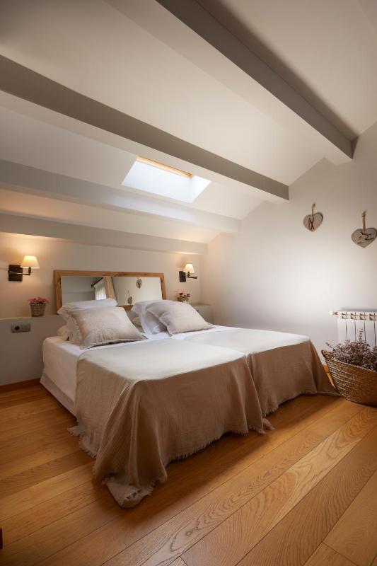 Standard Twin Room image 1