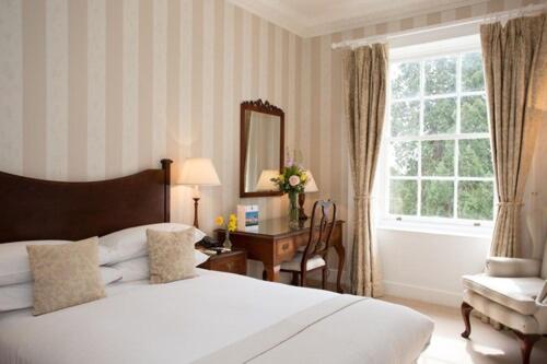 Classic Double Room image 2