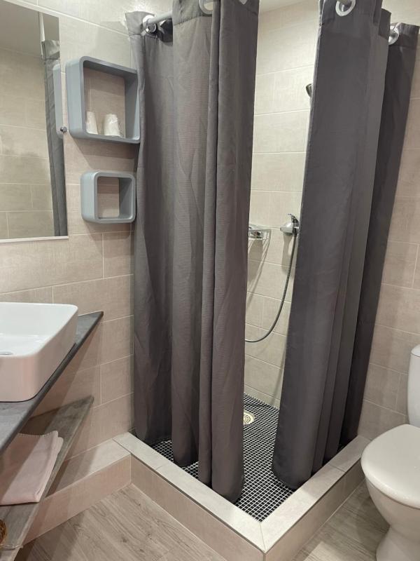 Basic Triple Room image 2