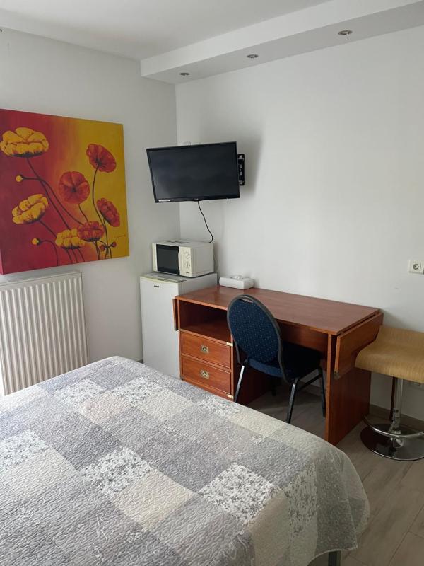 Standard Double Room image 3