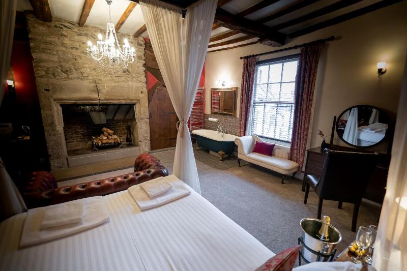 Double Room with Four Poster Bed image 3