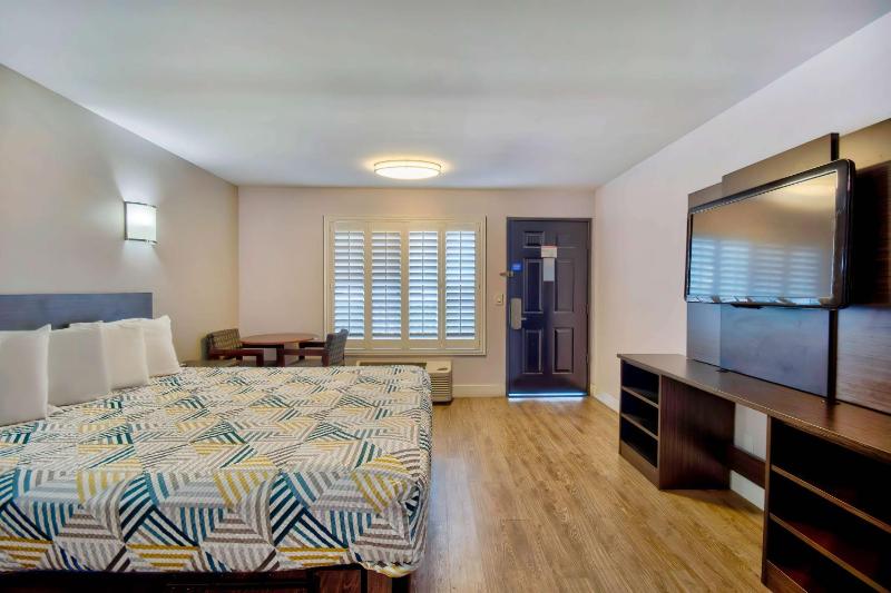 Deluxe King Room - Non-Smoking image 4