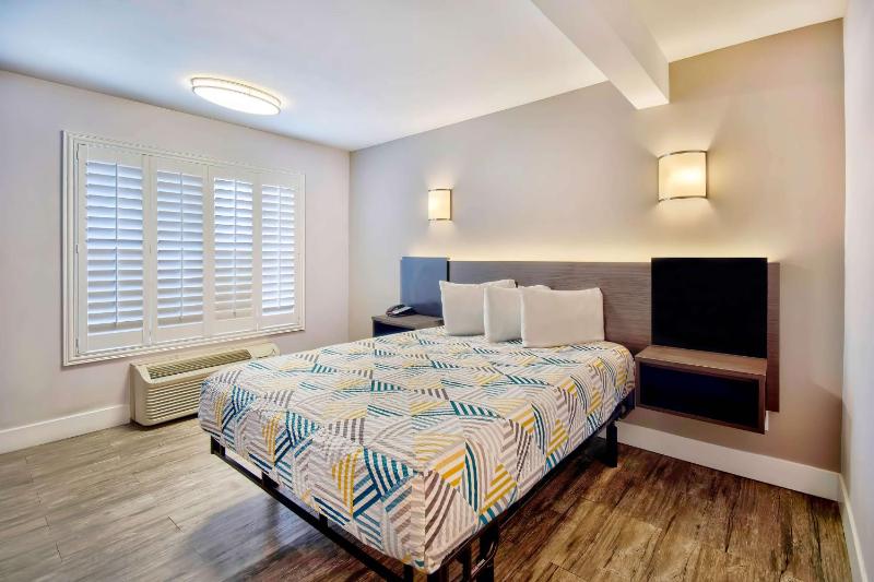 Deluxe Queen Room - Non-Smoking image 2