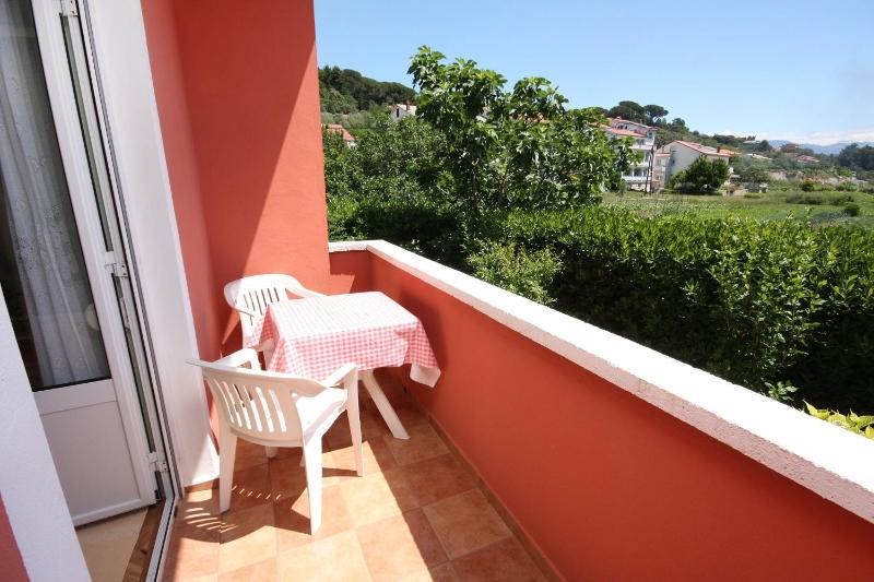 One-Bedroom Apartment with Terrace and Sea View image 4