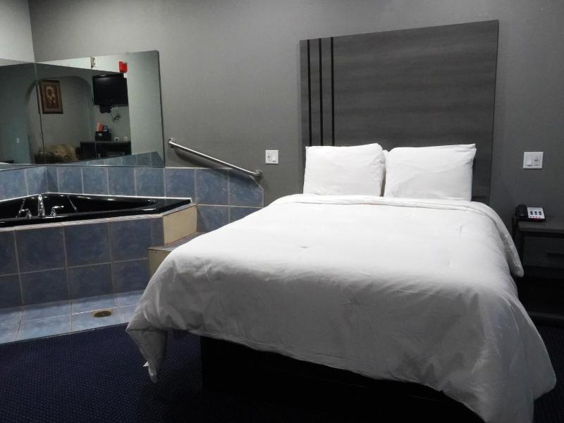 1 Queen Bed Jetted Tub Suite Non Smoking image 3