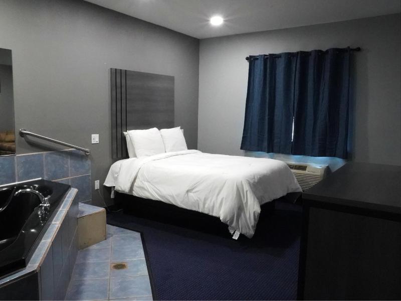 1 Queen Bed Jetted Tub Suite Non Smoking image 2