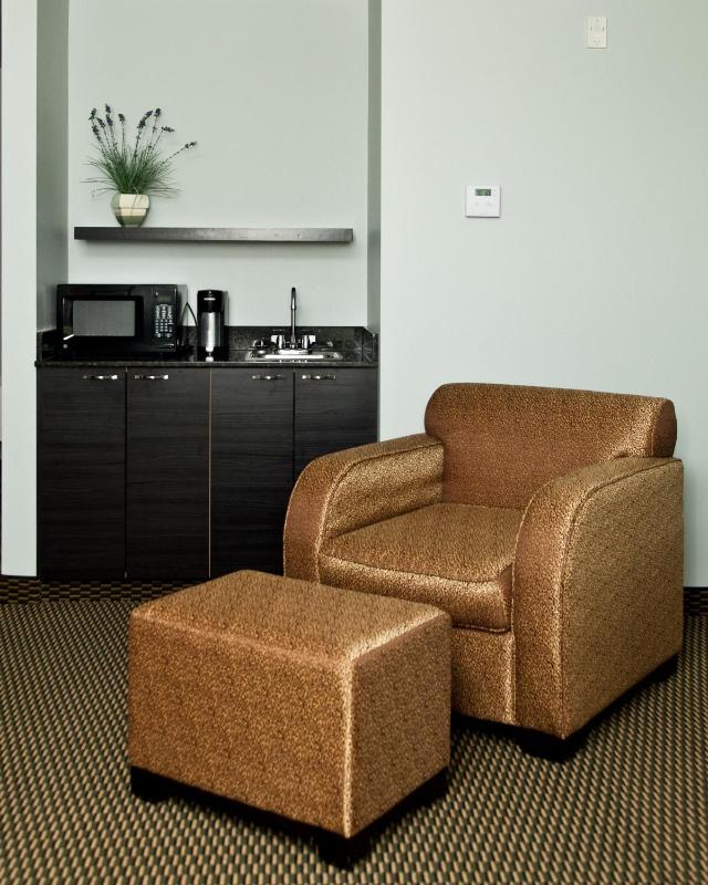 One-Bedroom King Suite with Roll-In Shower - Mobility Accessible/Non-Smoking image 2