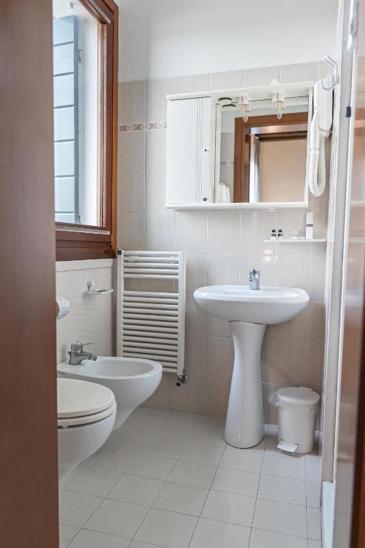 Standard Double or Twin Room image 3