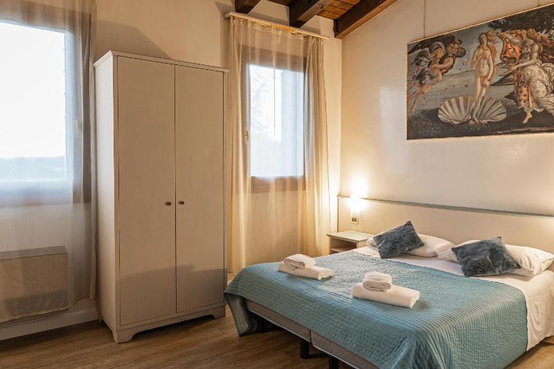 Standard Double or Twin Room image 4