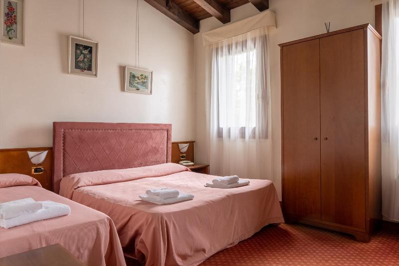 Classic Triple Room image 4