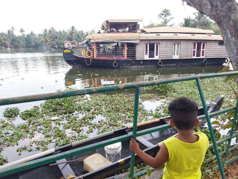 Johnson's Homestay - Ecohouseboat - image 3