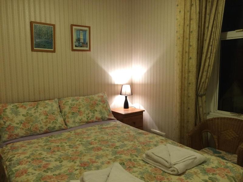 Single Room with Shared Shower and Toilet image 1