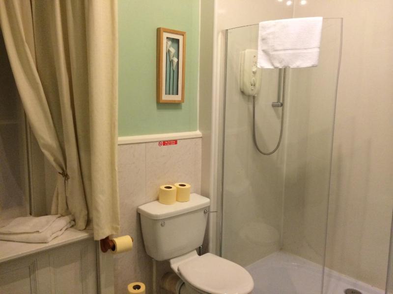 Single Room with Shared Shower and Toilet image 3