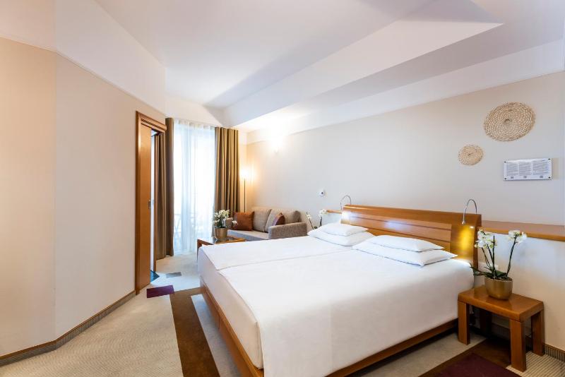 Standard Double Room with Balcony image 3