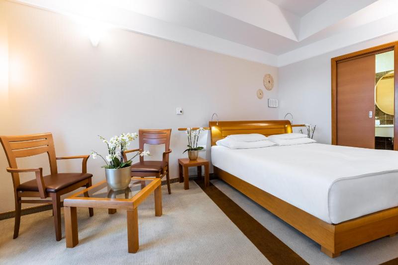 Standard Double Room with Balcony image 4