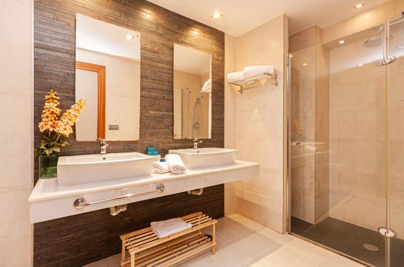 Premium Double or Twin Room image 2