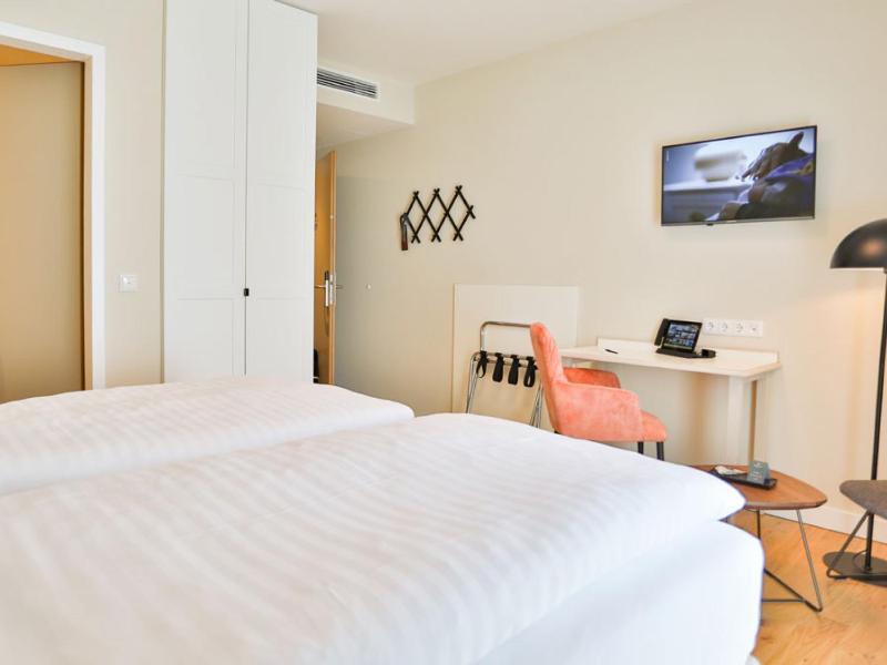 Classic Double Room image 4