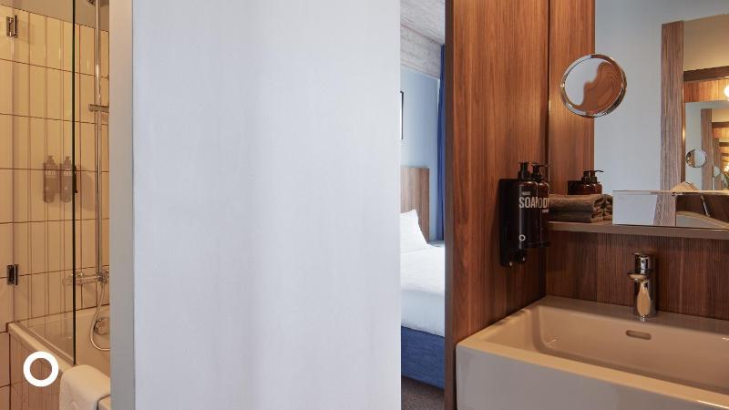 Junior Suite with Spa Access image 3