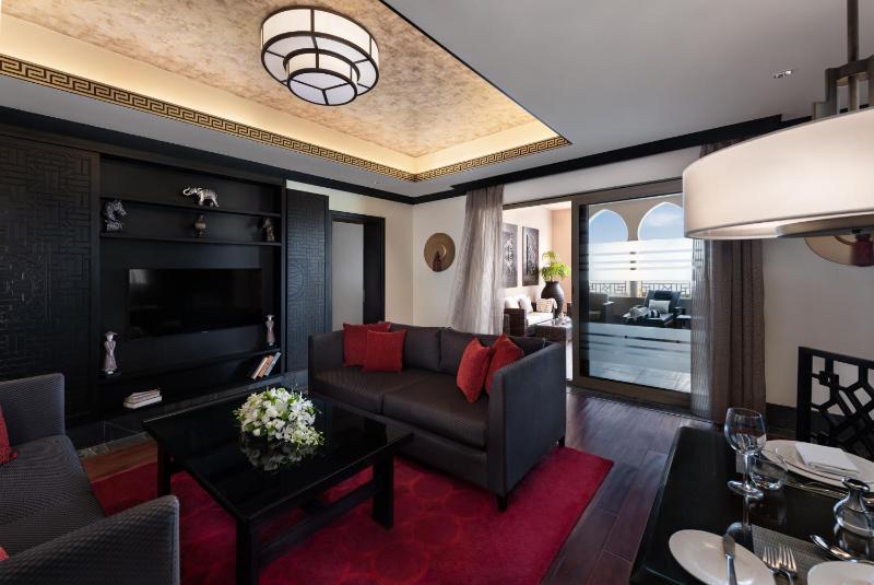 Battuta Suite With Free Shuttle Bus to Public Beach image 3