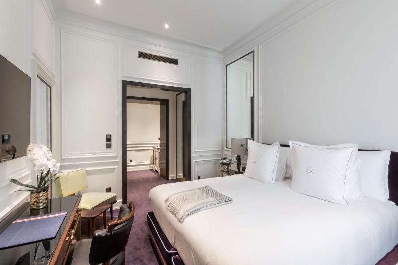 Superior Double or Twin Room image 4