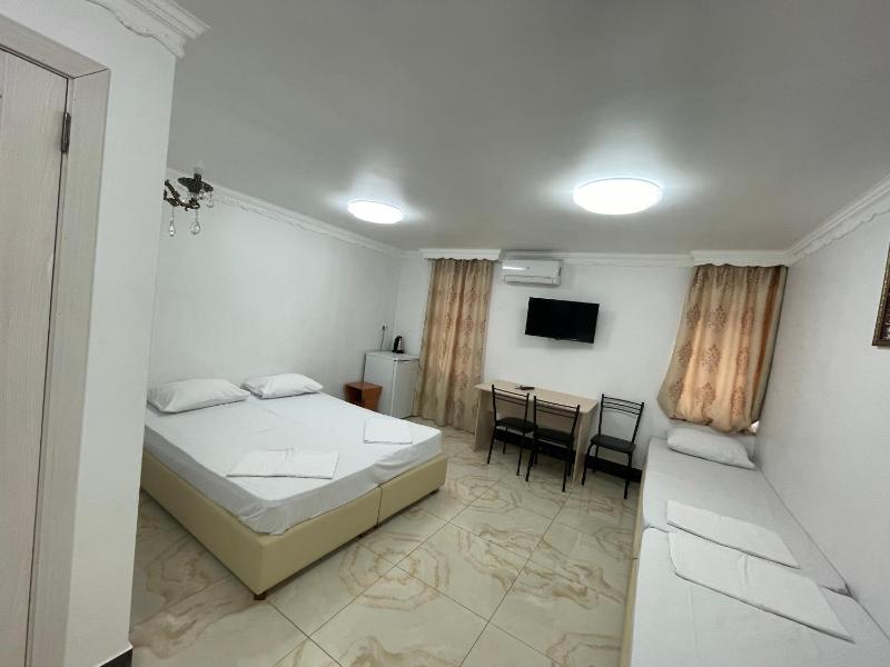 Superior Quadruple Room image 3