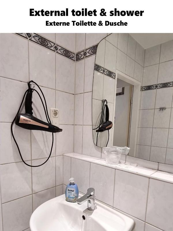Twin Room with Shared Bathroom image 1