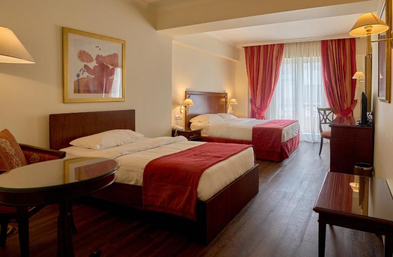 Triple Room with City View image 1