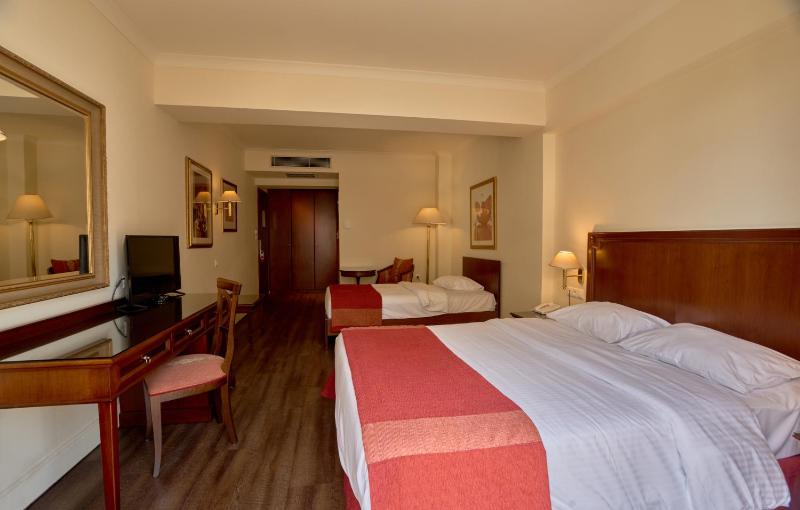 Triple Room with City View image 4