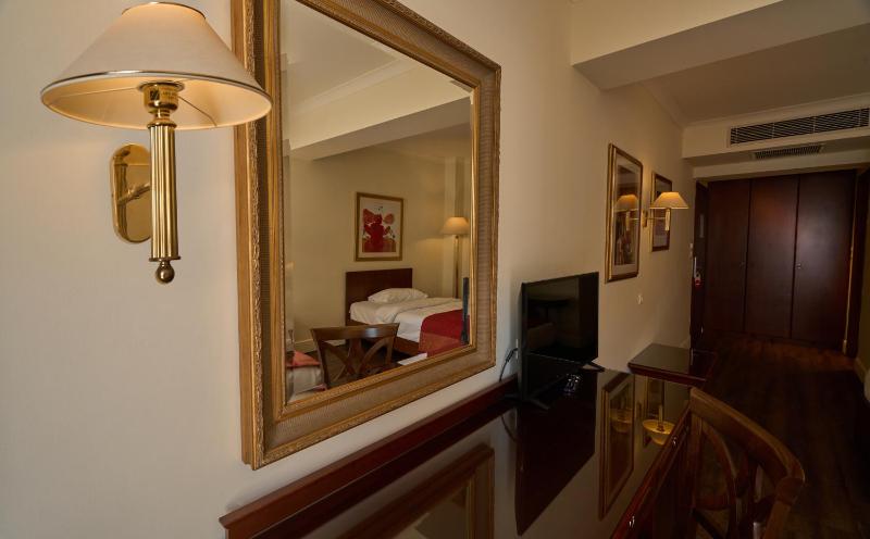 Triple Room with City View image 3