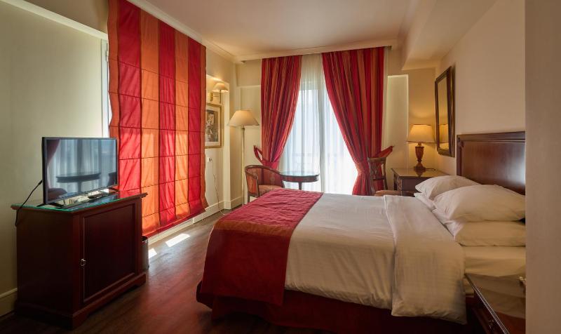 Classic Double Room with Sea View image 2