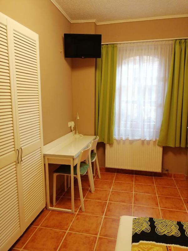 Small Double Room image 4