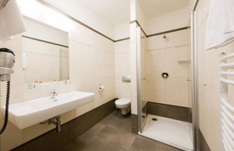 Economy Double or Twin Room - Attic image 3
