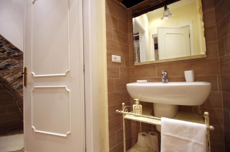 Studio Apartment with One Double Bed image 3