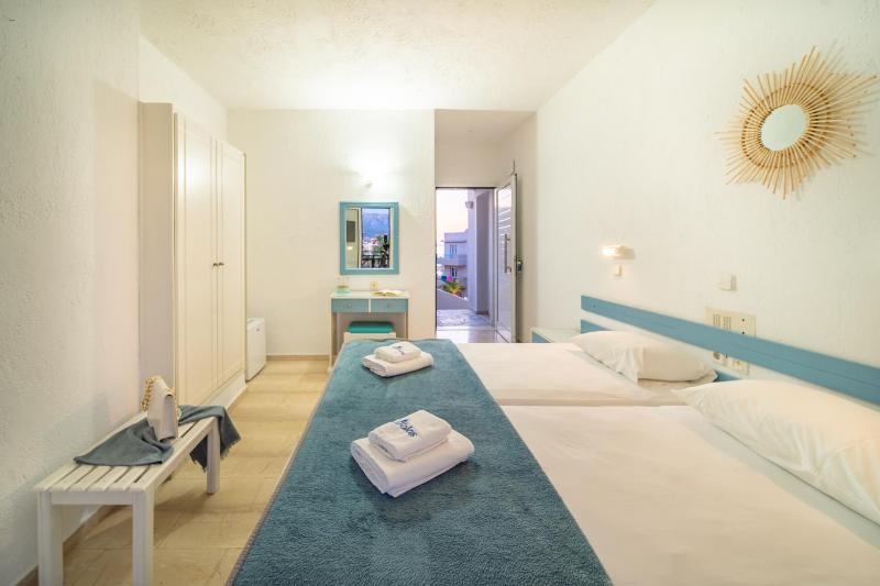 Standard Twin/Double Room with Side Sea View image 4