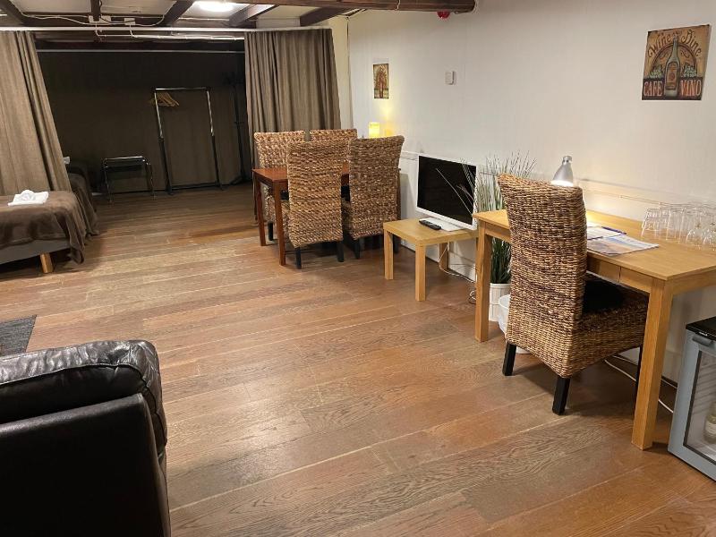 Family Room image 3