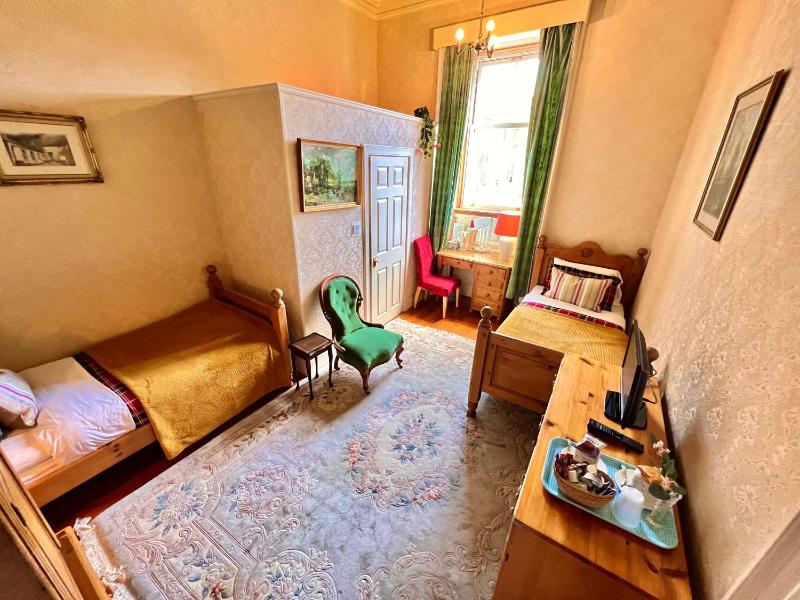 Twin Room image 3