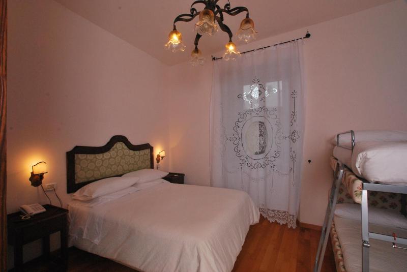 Deluxe Triple Room image 2
