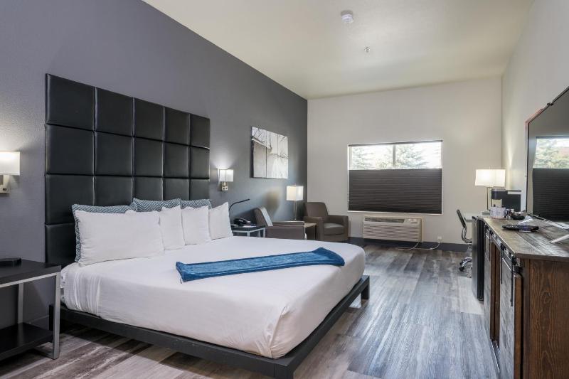 Standard King Room image 4