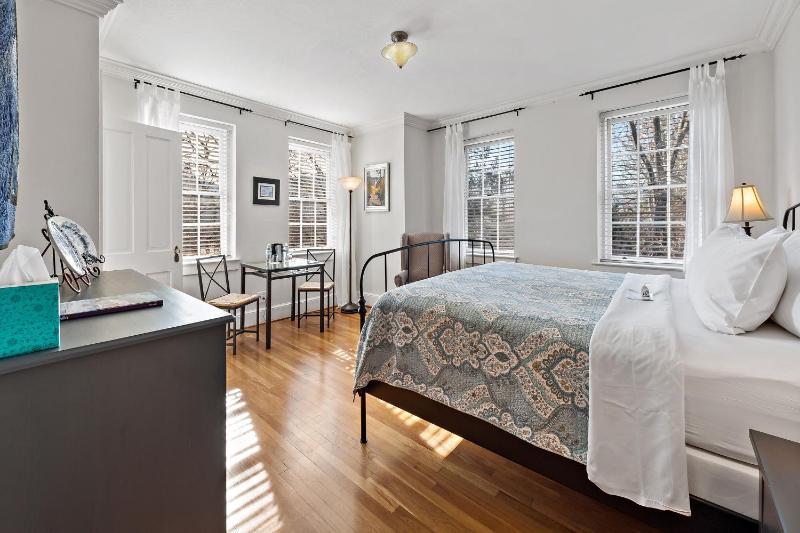 Standard King Room image 2