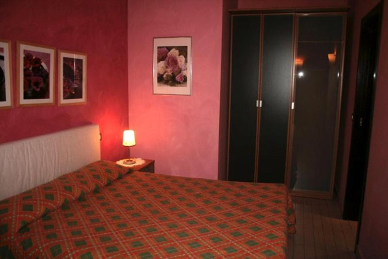 Double Room image 4