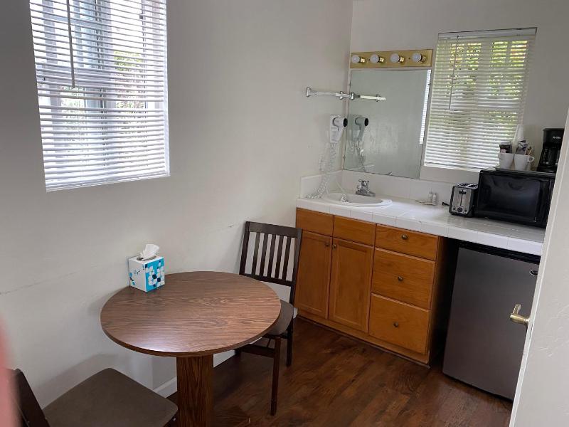 Standard King Room image 2