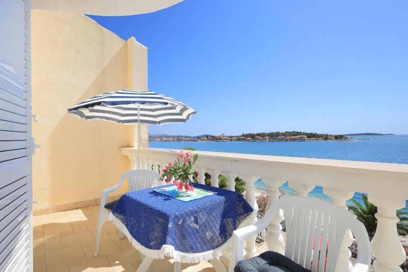 One-Bedroom Apartment with Balcony and Sea View image 3