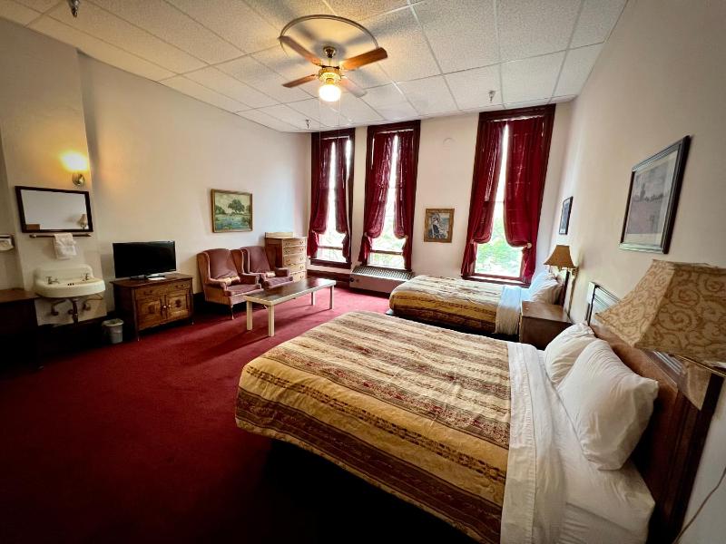 Queen Room with Two Queen Beds  - No pets image 4