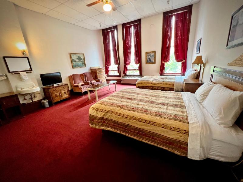 Queen Room with Two Queen Beds  - No pets image 3