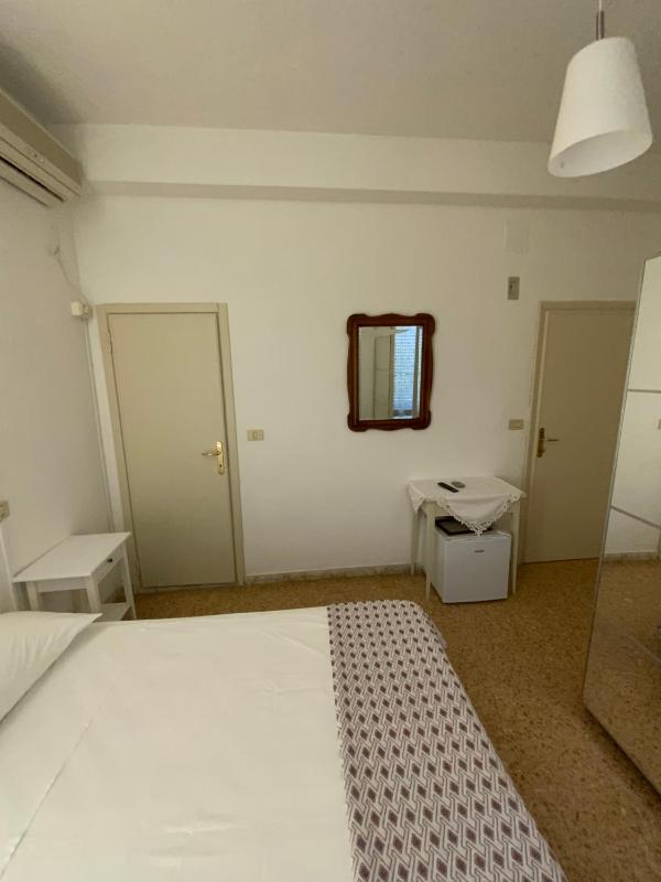 Economy Double Room image 2