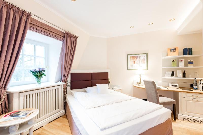 Small Double Room image 1