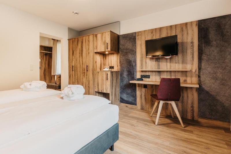 Standard Double Room image 4