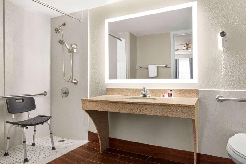 Queen Room with Two Queen Beds - Disability Access/Non-Smoking image 2