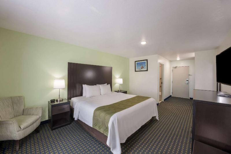 King Room - Accessible/Non-Smoking image 2