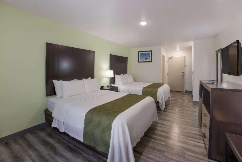 Queen Room with Two Queen Beds - Non-Smoking image 3